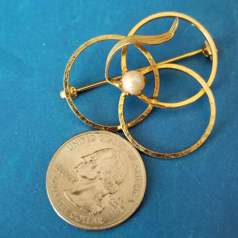 Vintage brooch real pearl circle brooch gold tone pearlcore fall autumn pin